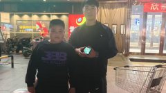 杞县11岁小志愿者冯奥森 拾金不昧诠释雷锋精神